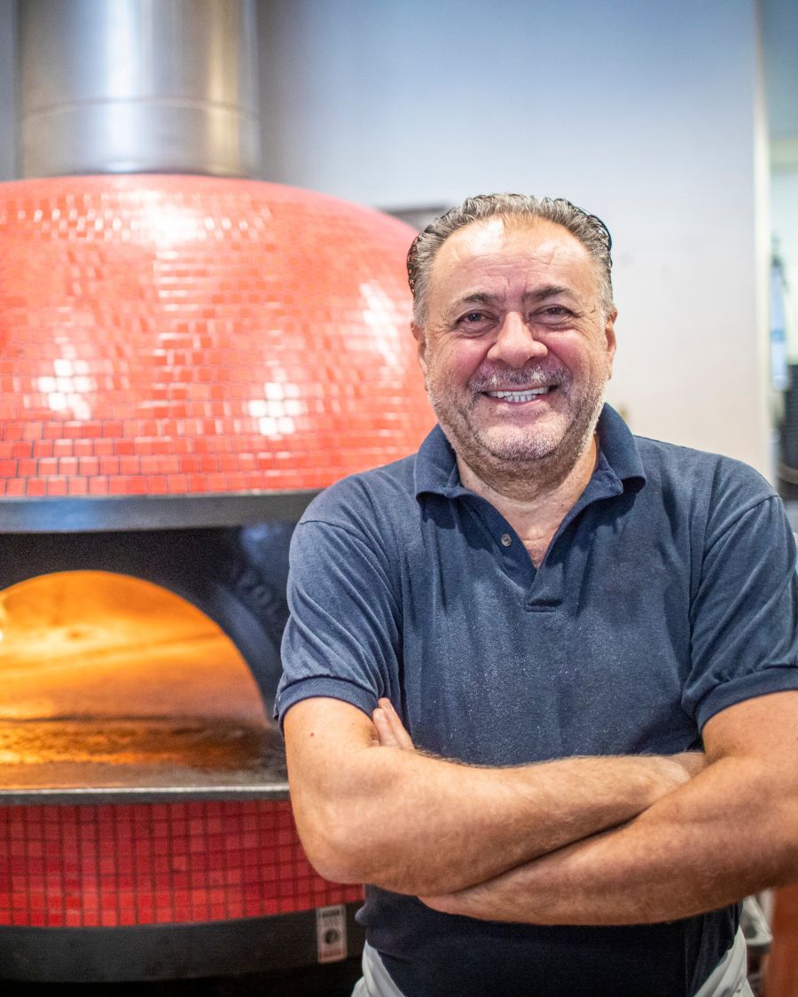 Gino Rossi, titolare della Pizzeria Da Gino, davanti al forno
